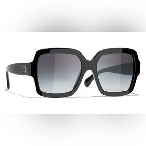 CHANEL Square sunglasses with CC logo